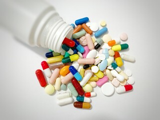 Medicinas de distintos tamaños, distintas formas y distintos colores sobre fondo blanco