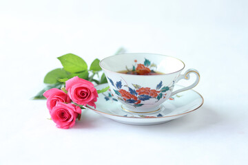 Obraz na płótnie Canvas 紅茶とホットピンクのバラの花束