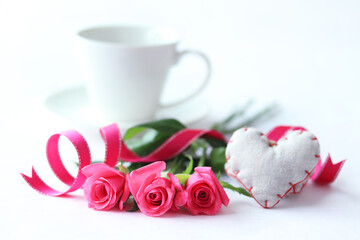 ハートとコーヒーとホットピンクのバラの花束とコーヒー