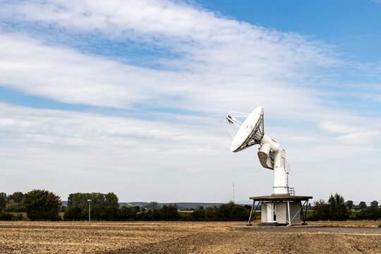 Erdfunkstelle mit Parabolantennen