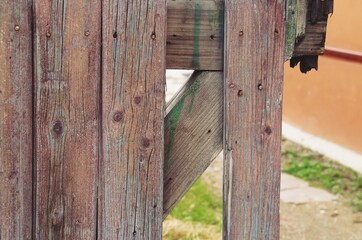 Algunas tablas de madera de una valla en Sighisoara, Rumania. Tablas de madera rústicas y...