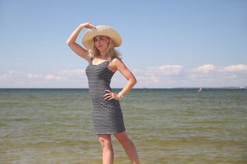 Fototapeta na wymiar woman on the beach at sea