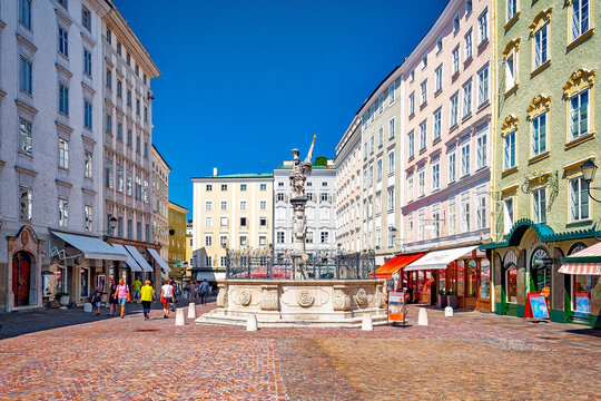 Alter Markt mit Florianibrunnen in der Altstadt von Salzburg, &Ouml;sterreich