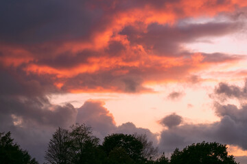Fototapeta na wymiar rot angestrahlte Wolken am Abendhimmel
