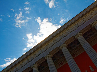 Naklejka premium columns in the sky