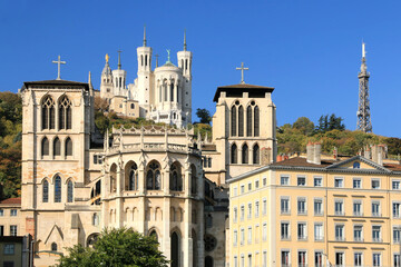 Fototapeta na wymiar La blanche basilique de Fourvière au dessus de la cathédrale Saint Jean à Lyon.