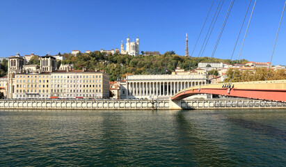 La colline de Fourvière surplombant la Saône à Lyon.