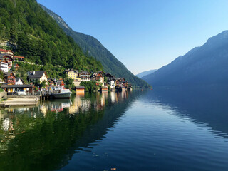 Naklejka premium view of town with hill near lake in Hallstatt Upper Austria