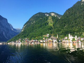 Naklejka premium view of town with hill near lake in Hallstatt Upper Austria