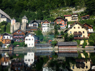Fototapeta premium view of town with hill near lake in Hallstatt Upper Austria