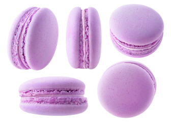 Macarons violets isolés. Collection de macarons aux bleuets ou aux mûres sous différents angles isolés sur fond blanc
