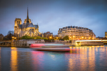 Naklejka na ściany i meble Notre Dame Cathedral in Paris at night