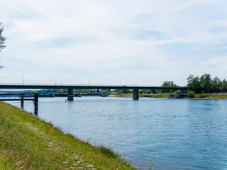 Fototapeta na wymiar Rheinbrücke für den Straßenverkehr führt von Breisach nach Volgelsheim auf französischer Seite