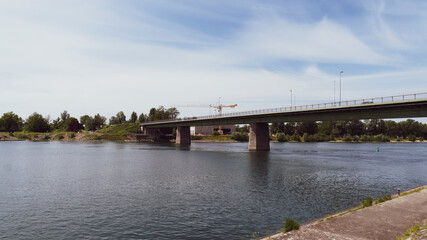 Grenze Breisach am Rhein. Rheinbrücke für den Straßenverkehr führt von Breisach nach Volgelsheim auf französischer Seite