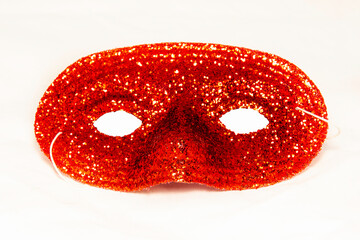 Maschera di Carnevale rossa fotografata su sfondo bianco.