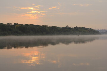 Fototapeta na wymiar Sunrise of the river in early autumn