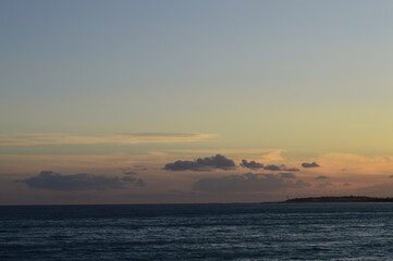 Atardecer en zona costera de playa