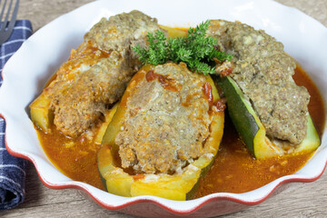 plat de courgettes farcies à la sauce tomate