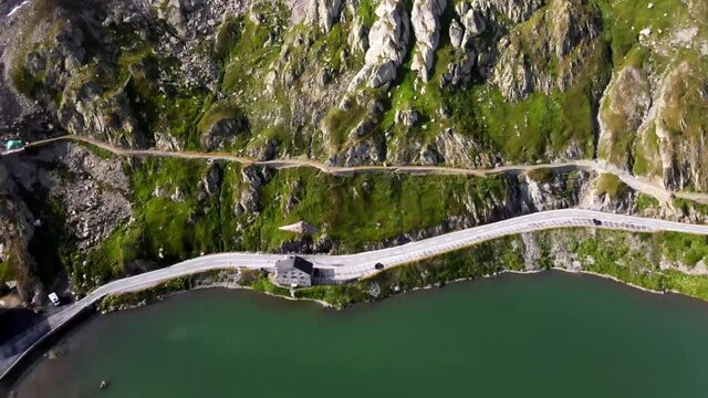 vol au dessus d'une lac vert et d'une route de montagne au col du Saint Bernard