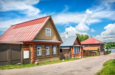 Fototapeta na wymiar Gingerbread wooden houses on Nikolskaya Street in Plyos. Caption: Gingerbread houses