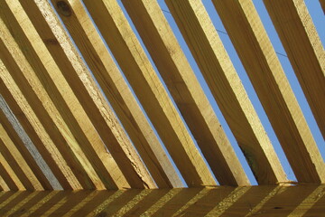 Madera sobre cielo azul