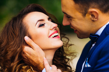 Naklejka premium close-up of the groom and bride in warm tones