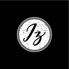 I Z Initial Handwriting In Black and White Circle Frame Design