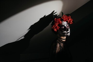 Concepto de Carnaval o Halloween. Mujer asustada, pintada de calavera mexicana blanca, maquillaje...