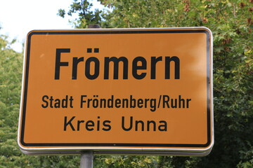 Blick auf das Ortseingangsschild von Frömern, einem Ortsteil von Fröndenberg an der Ruhr