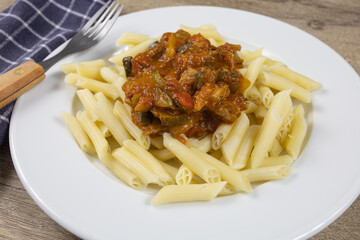 assiette de pâtes au poulet et légumes