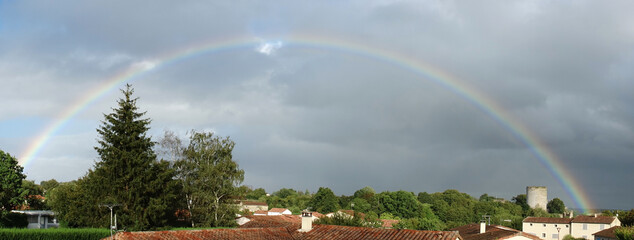Arc en ciel au dessus d'un village