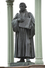 Das Martin Luther Denkmal in Wittenberg . In der Hand hält er seine Bibel. Die Statue steht auf...