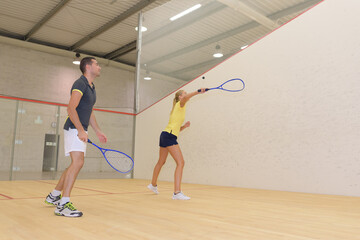 Obraz premium a couple playing tennis indoors
