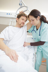 Obraz premium nurse adjusting hoist for patient in hospital