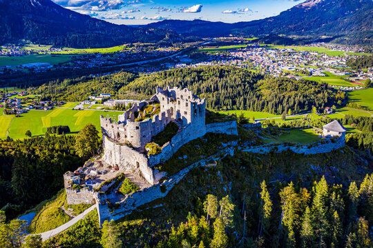 Burgruine Ehrenberg in Österreich aus der Luft