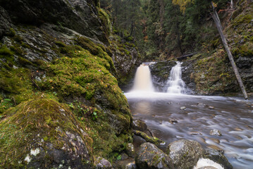 Mały wodospad zwany Bråstadfossen niedaleko miejscowości Gjovik w Norwegii © Dreamnordno