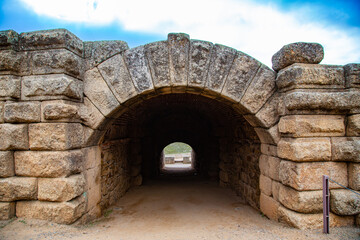 construction of an arch and stone tunnel at the entrance to the Merida