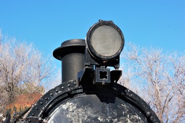 una vieja locomotora y su luz central en la estacion de trenes de la ciudad de bahia blanca en argentina