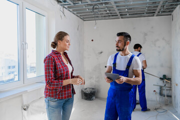 The builder writes down the client wishes for the renovation of the apartment