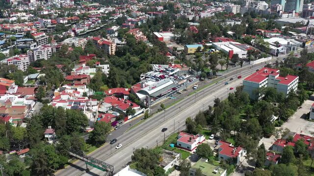 Vista a&eacute;rea sobre la autopista federal a Toluca a la altura de Santa Fe, al poniente de la Ciudad de M&eacute;xico.