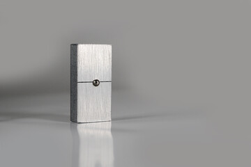 Ficha solitaria de dominó metálico doble cero 