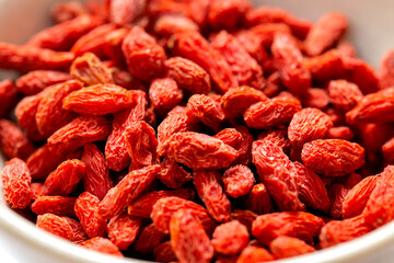 白いお皿とクローズアップしたクコの実