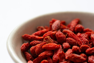 白バックと右側に白いお皿とクコの実　左側にコピースペース
