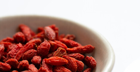 白バックと左側に白いお皿とクコの実　右側にコピースペース