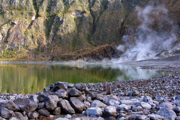 Volcán laguna verde cráter rocas volcánicas aguas termales