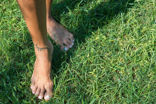 Piedi di donna nel prato