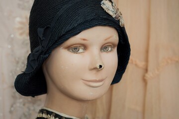 Fototapeta premium An Antique Woman Mannequin Portrait In The Cloche Hat From 1920´s In The Vintage Style And Mood