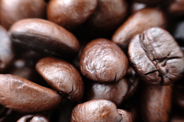 Naklejka premium Close up coffee beans background and texture 