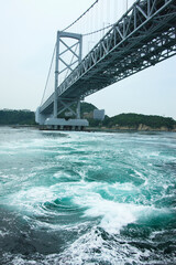 Fototapeta na wymiar 鳴門海峡大橋と渦潮