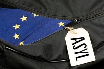 Eine Tasche, Flagge der EU und Asyl in Europa